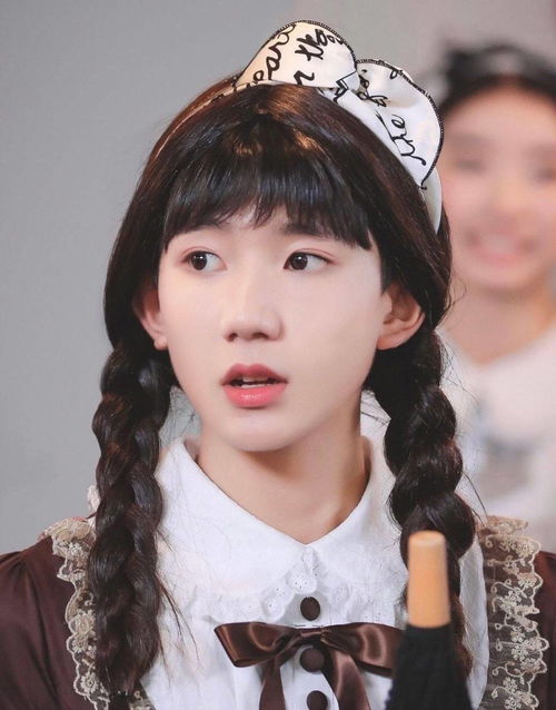 王俊凱玩幼稚游戲坐姿大爺化，網(wǎng)友直呼接地氣